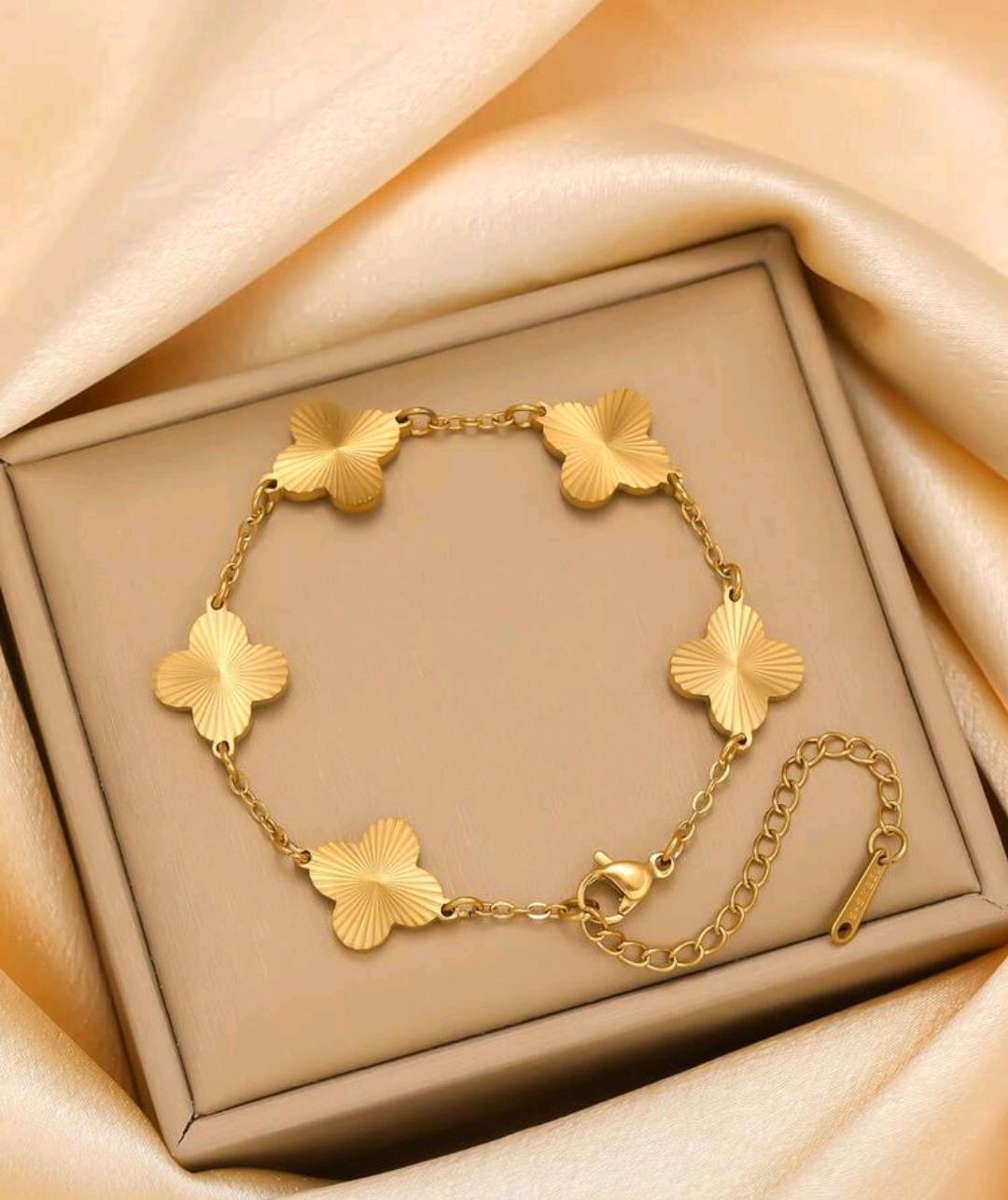Pulsera bisutería dorada con flores