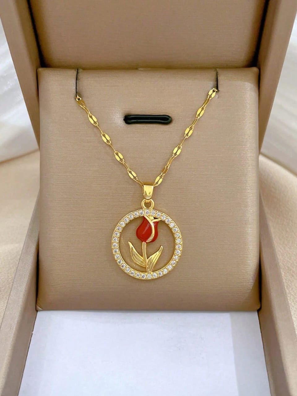 Collar bisutería dorado con dije de rosa