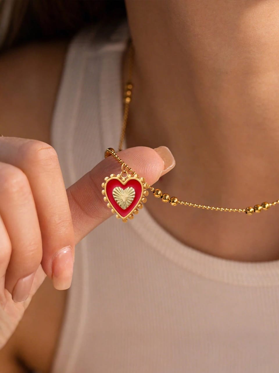 Collar dorado con dije de corazón rojo