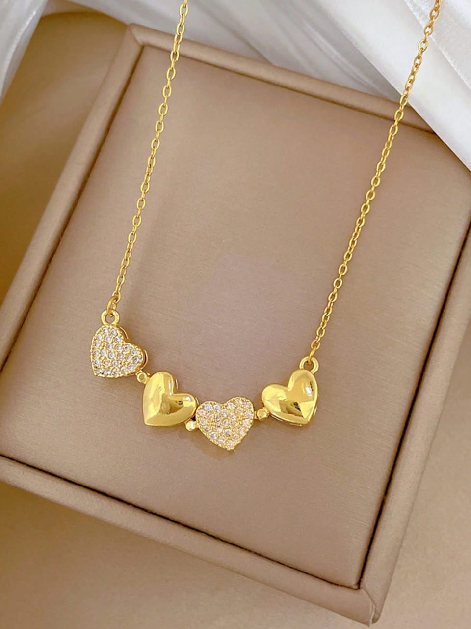 Collar dorado con dijes de corazones