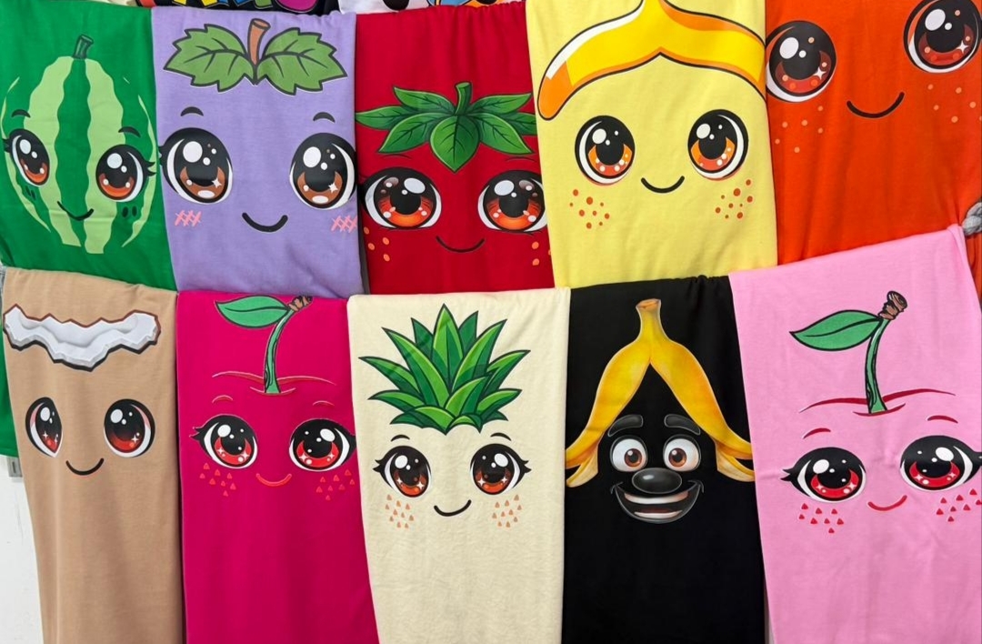 Franela infantil estampada de frutas y vegetales sonrientes