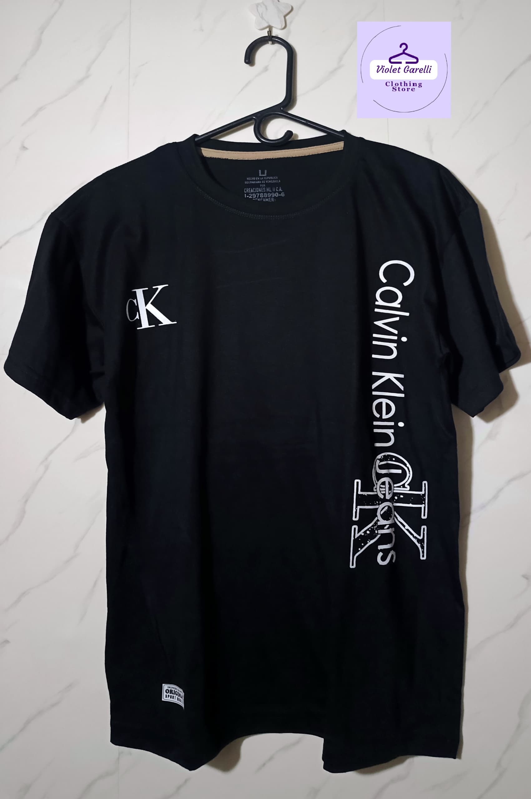 Franela negra Calvin Klein de estampado frontal